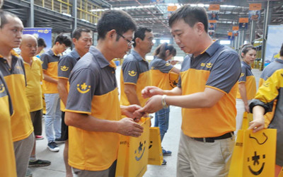 上世紀(jì)80至90年代年輕人和農(nóng)民工進(jìn)工廠或做泥水工;本世紀(jì)10年代主要從事個(gè)體工商戶、中介、快遞員和創(chuàng)業(yè)等;20年代開始轉(zhuǎn)入直播和自由職業(yè)者&hellip;每個(gè)時(shí)期隨著中國(guó)經(jīng)濟(jì)轉(zhuǎn)型和技術(shù)升級(jí)更新,人們的工作就業(yè)也隨之轉(zhuǎn)變?